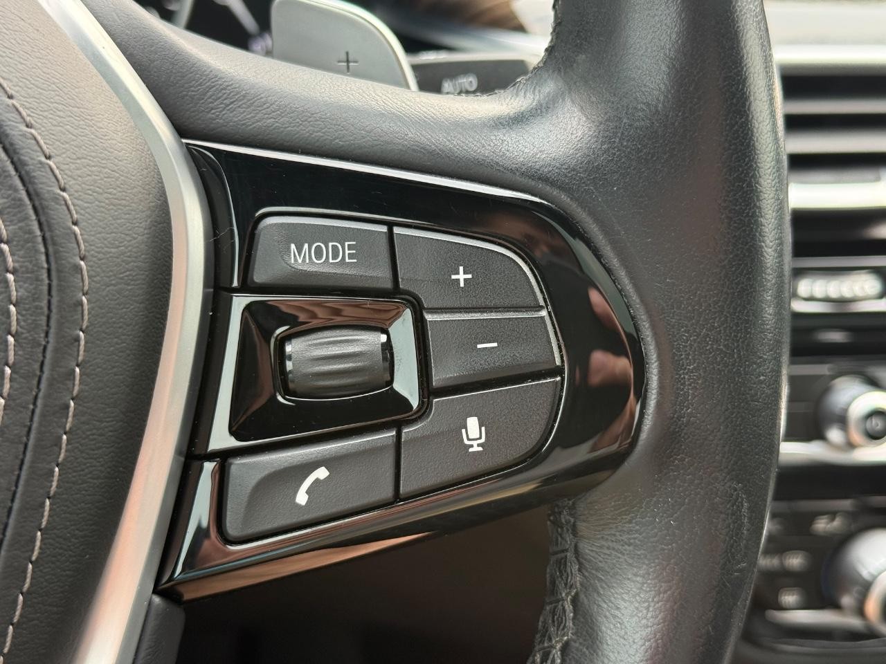 BMW 5 Series Vehicle Full-screen Gallery Image 16