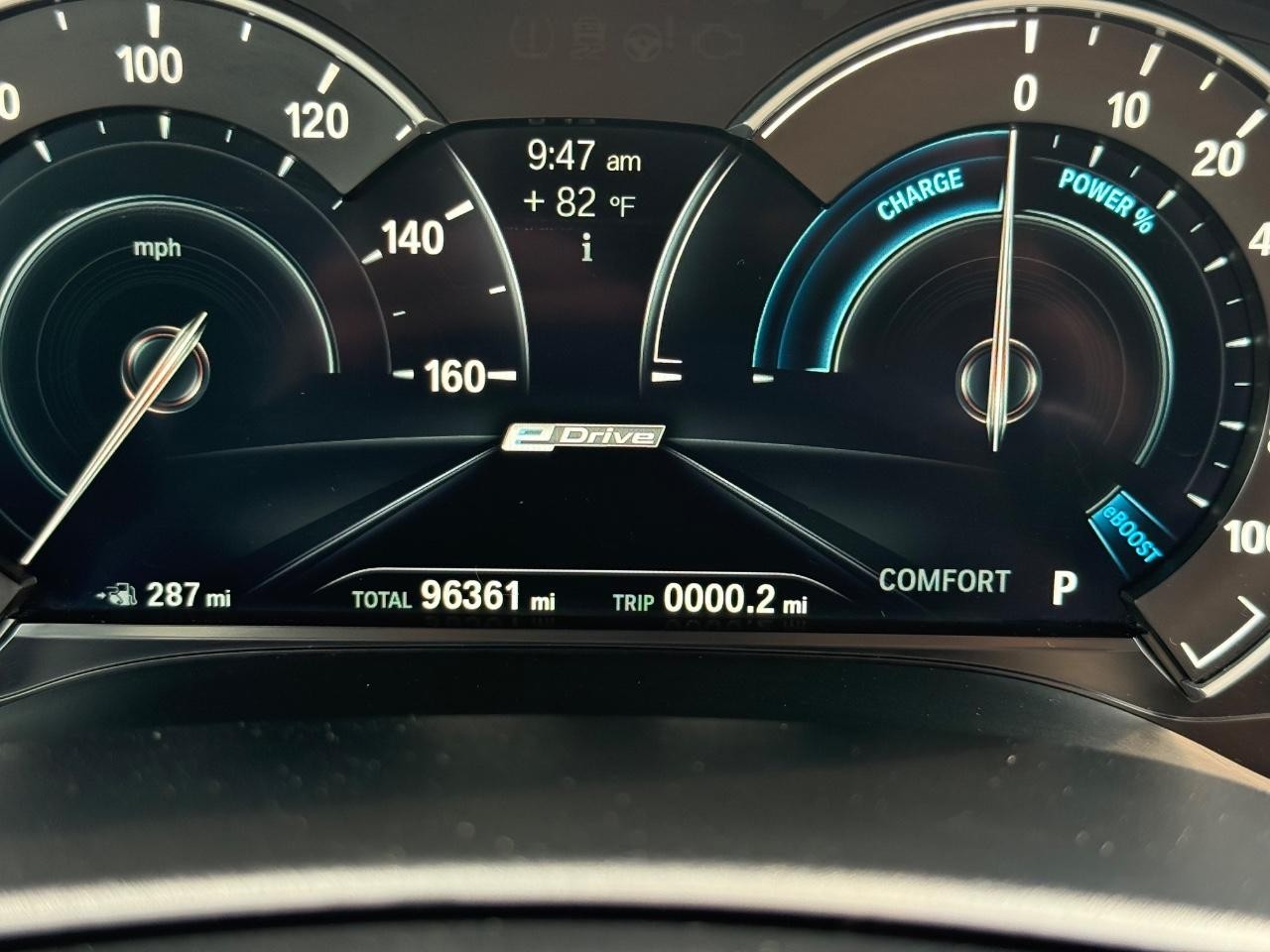 BMW 5 Series Vehicle Full-screen Gallery Image 18