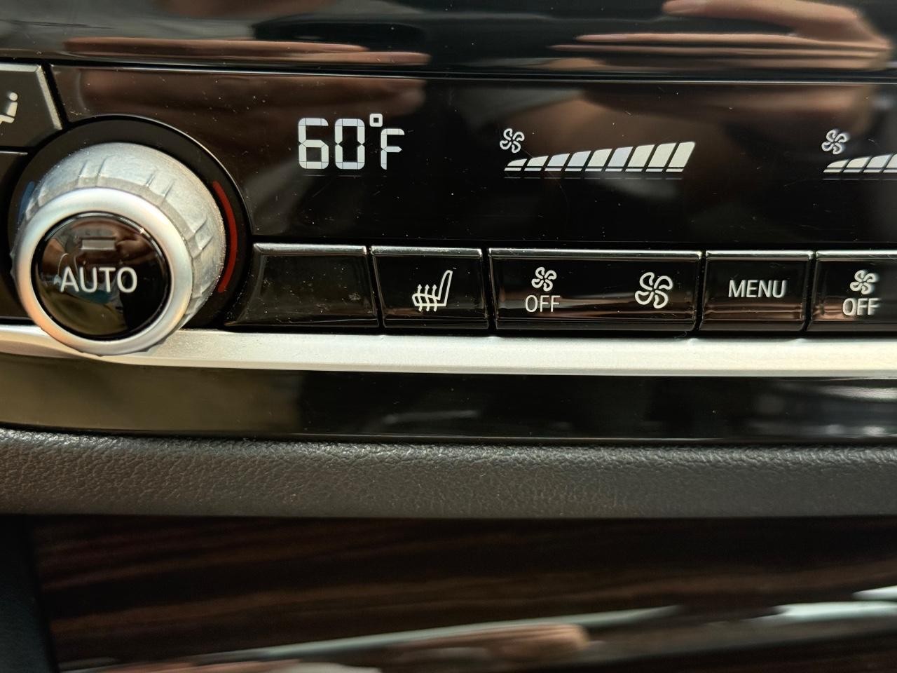 BMW 5 Series Vehicle Full-screen Gallery Image 20
