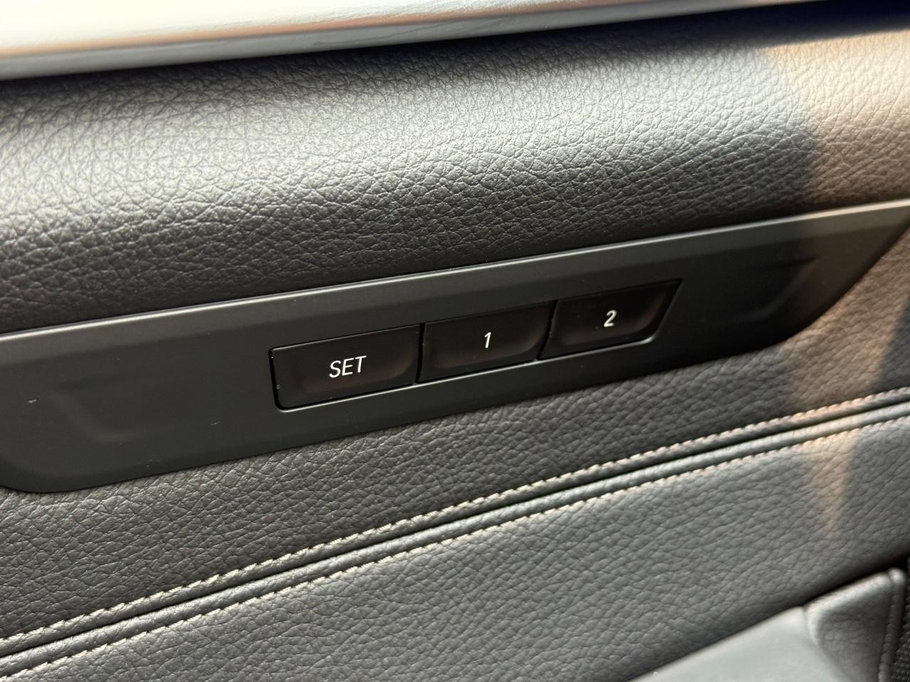 BMW 5 Series Vehicle Full-screen Gallery Image 22