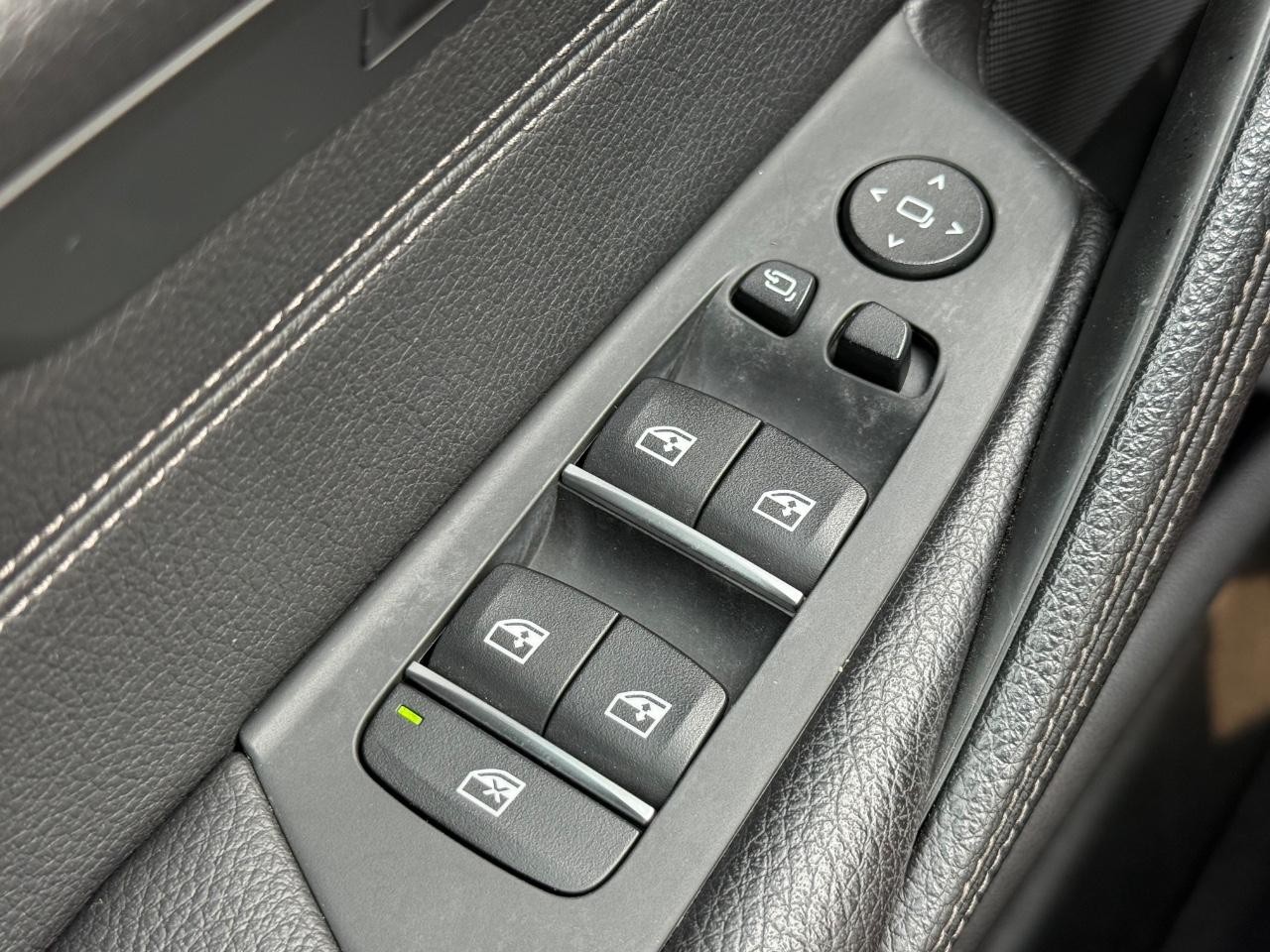 BMW 5 Series Vehicle Full-screen Gallery Image 23