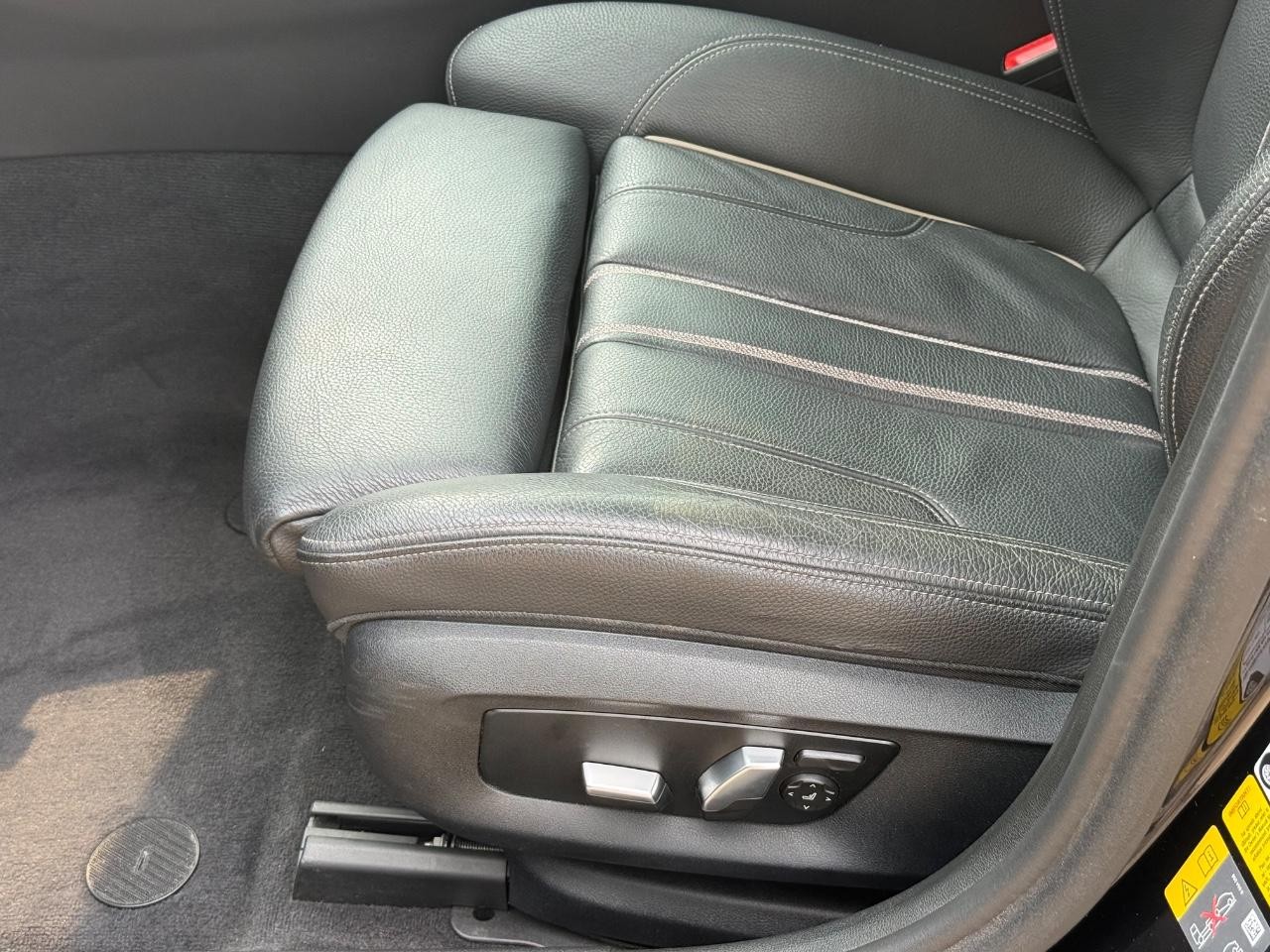 BMW 5 Series Vehicle Full-screen Gallery Image 24