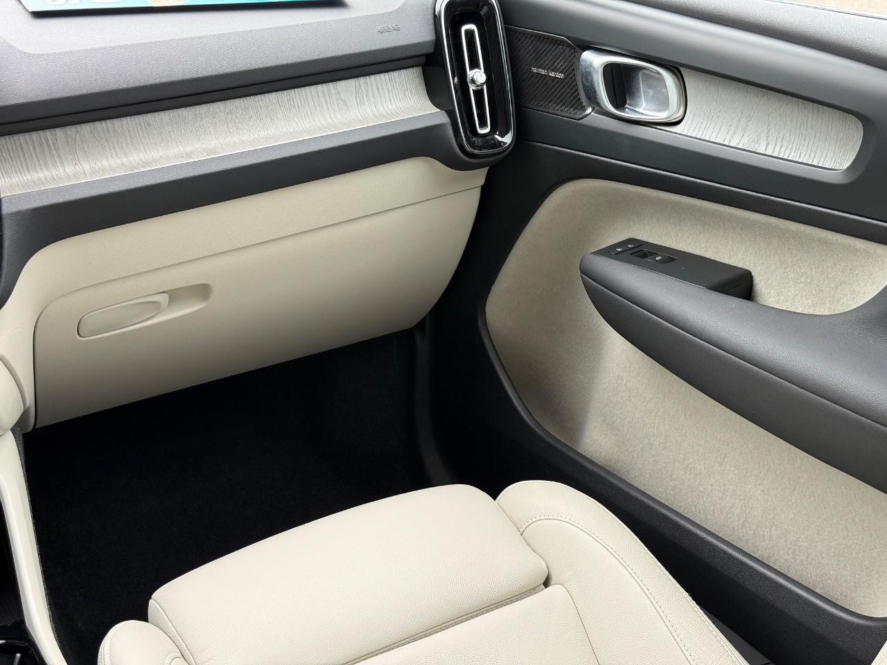 Volvo XC40 Vehicle Image 15