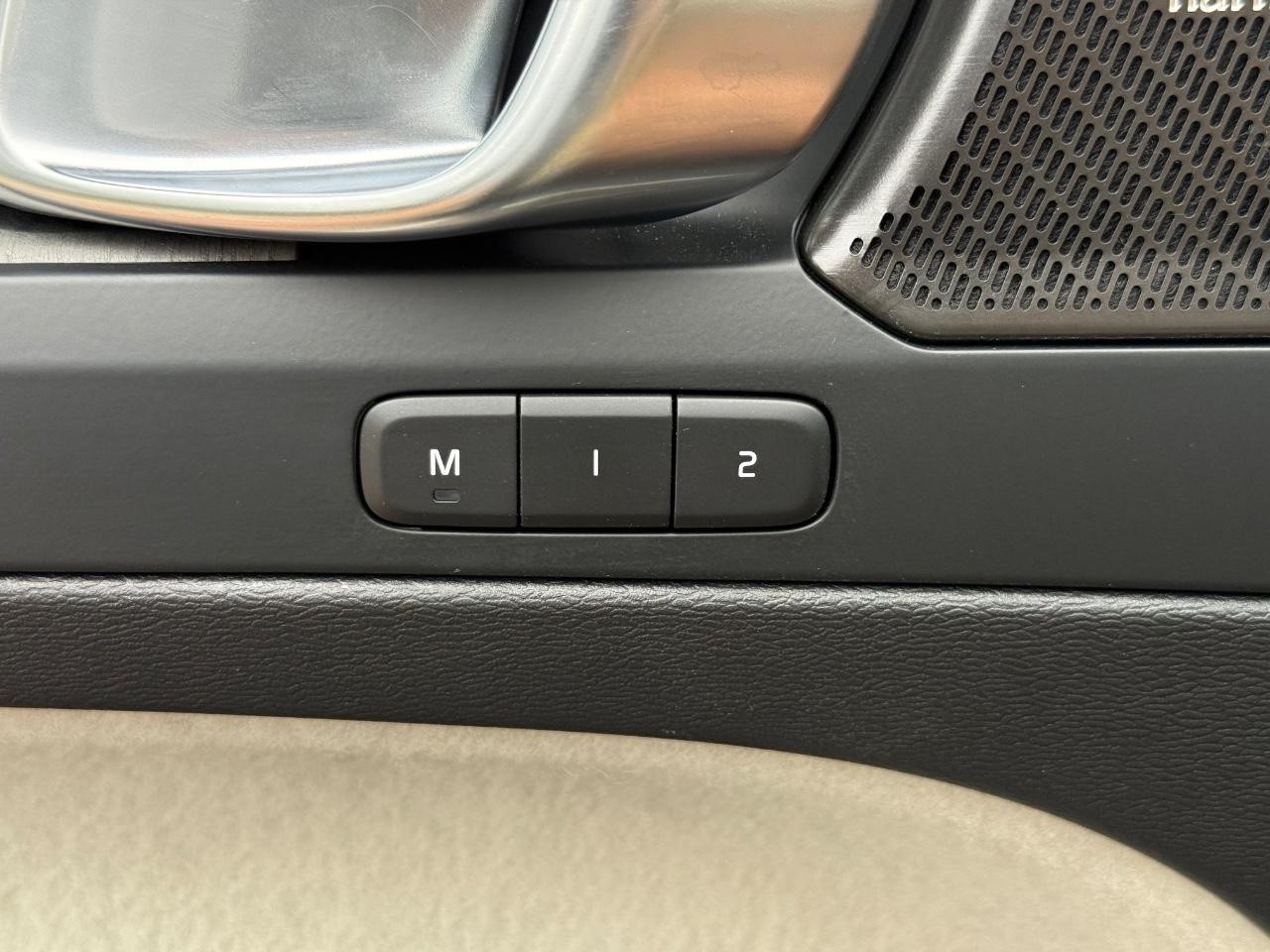 Volvo XC40 Vehicle Image 16
