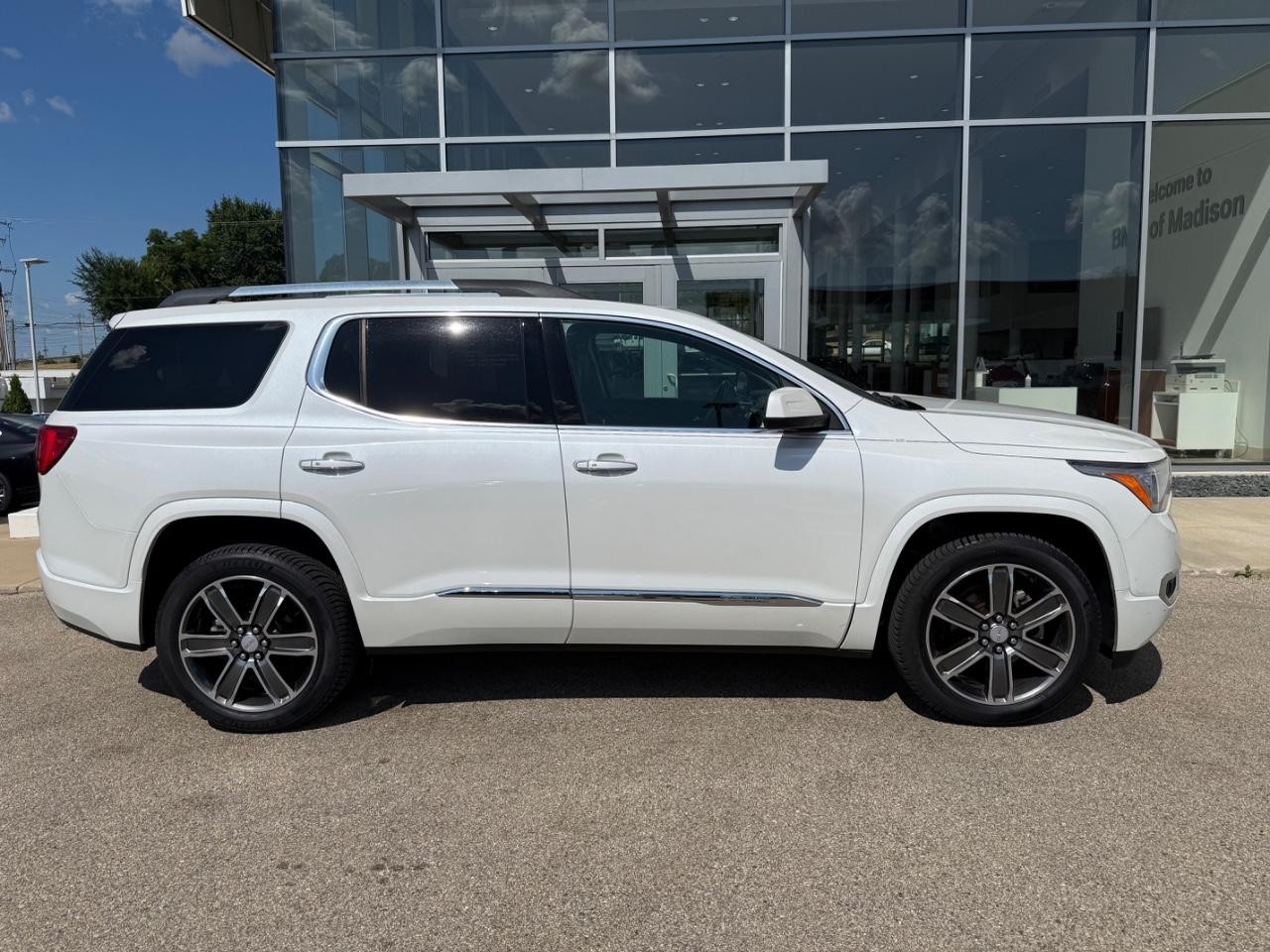 GMC Acadia Vehicle Image 02