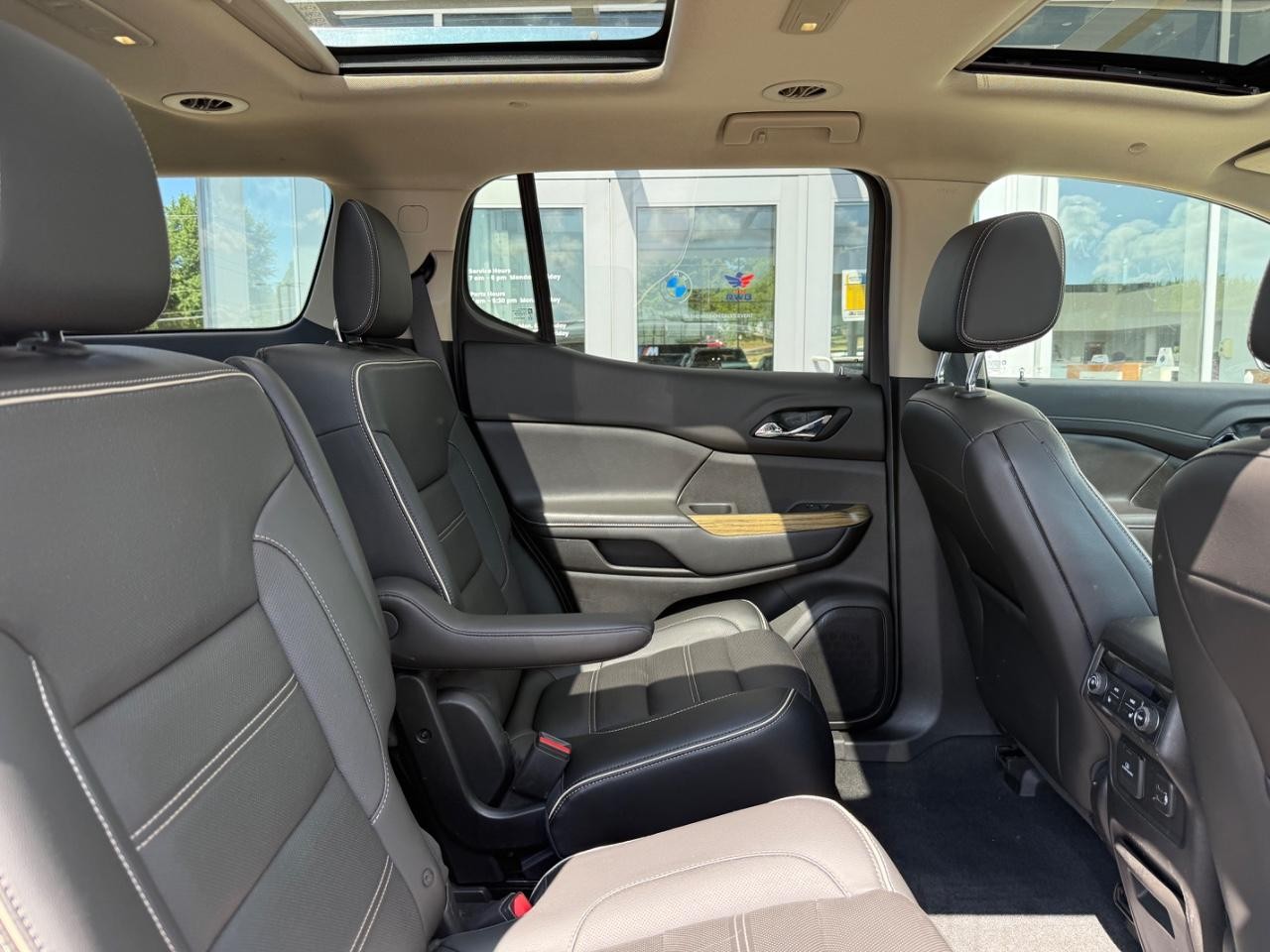 GMC Acadia Vehicle Image 10