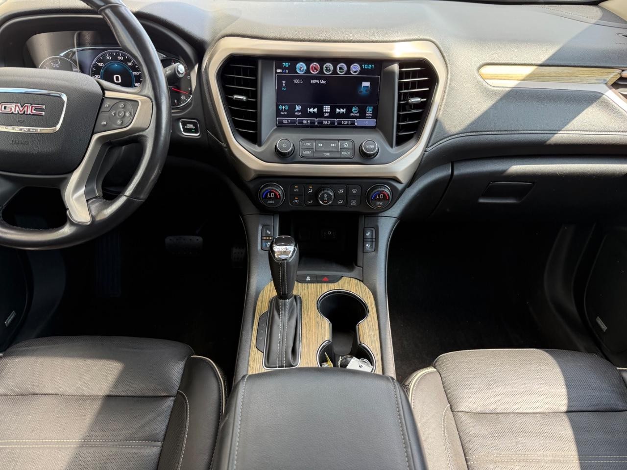 GMC Acadia Vehicle Image 11