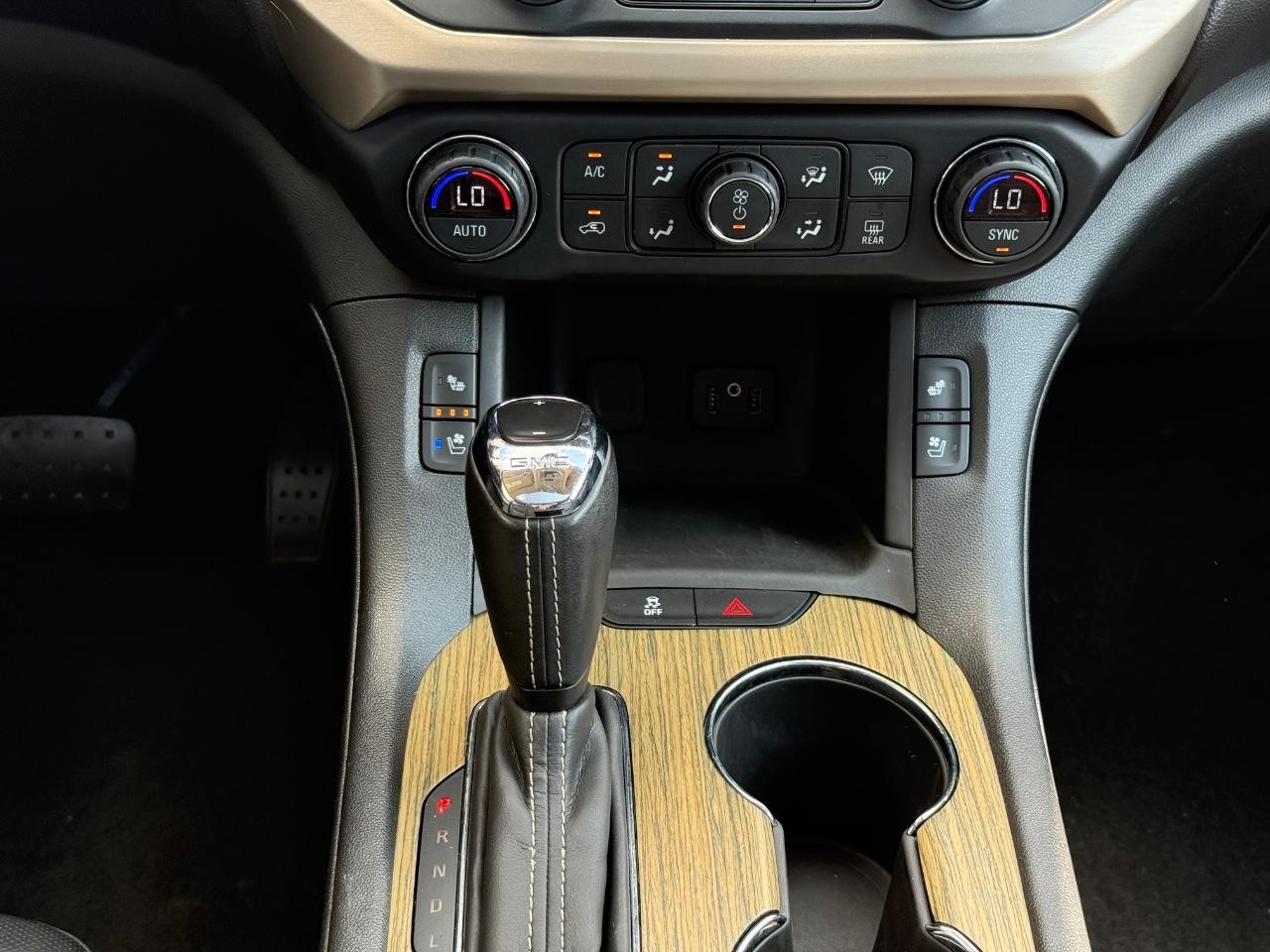 GMC Acadia Vehicle Image 13