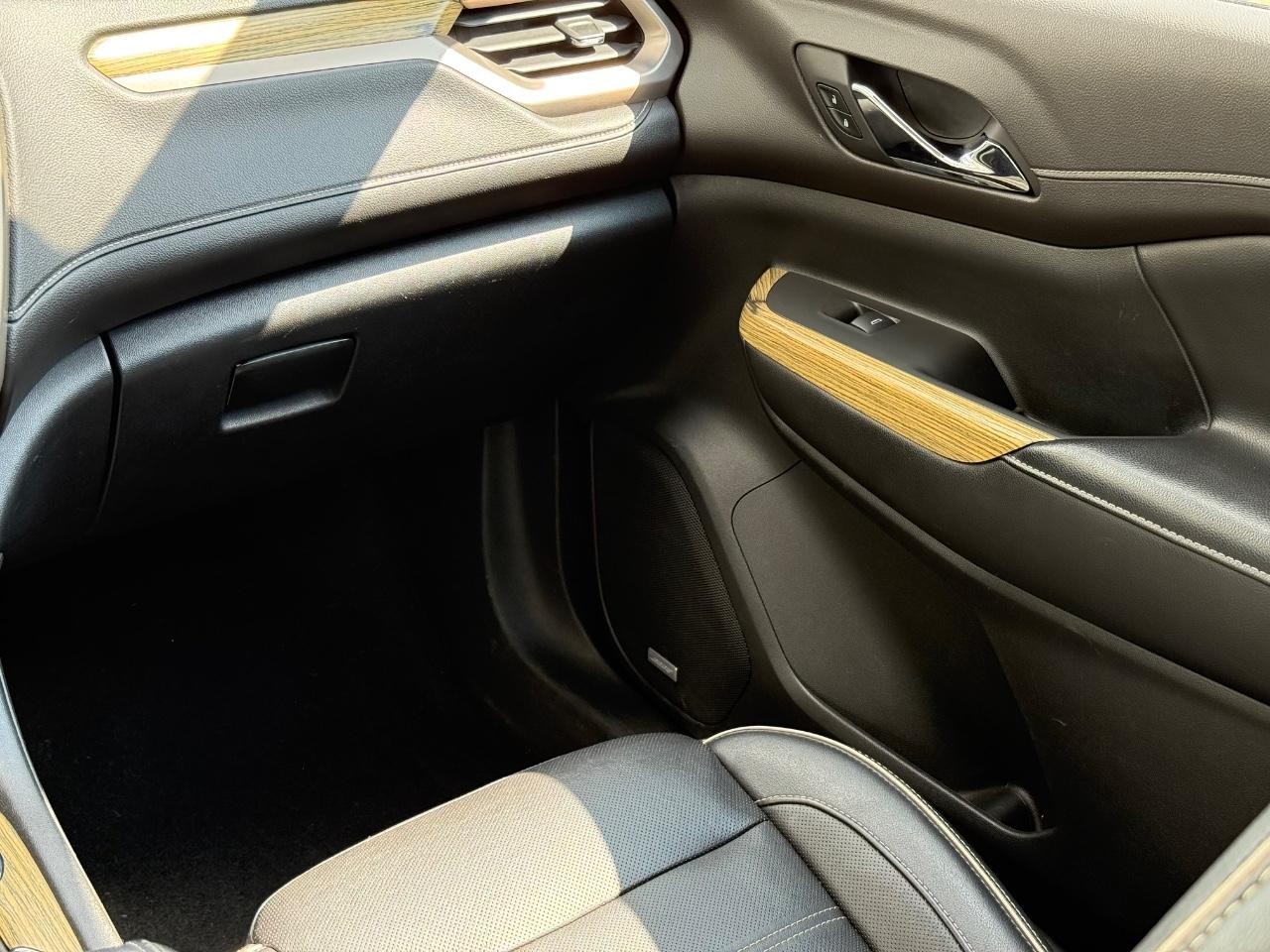 GMC Acadia Vehicle Image 16