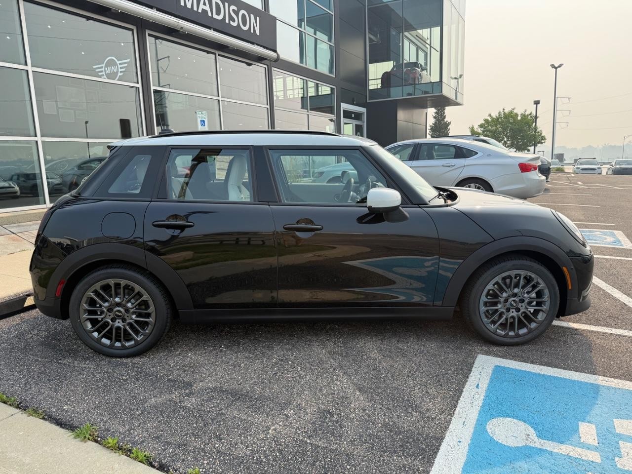 MINI Hardtop 4 Door Vehicle Image 02