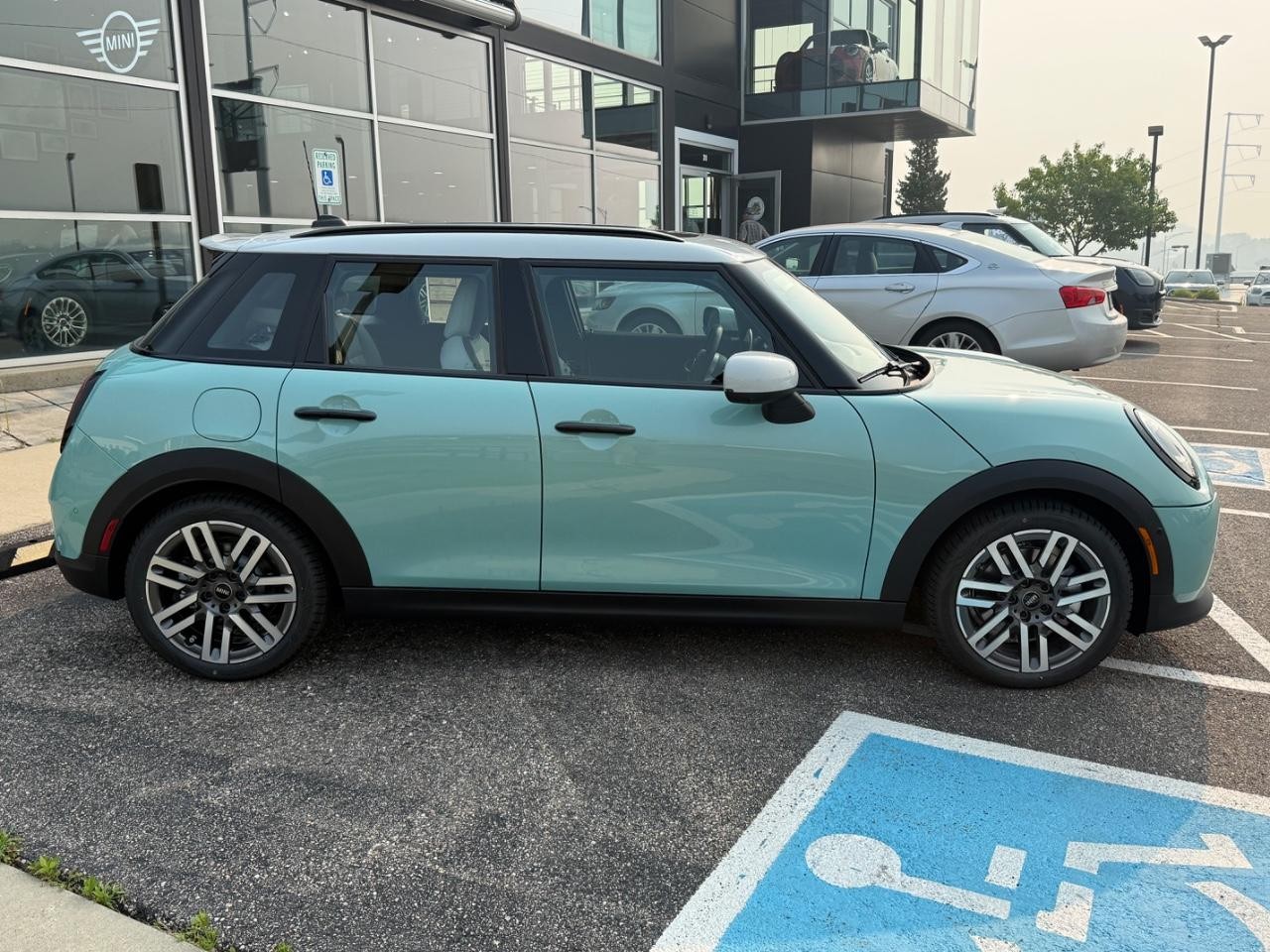 MINI Hardtop 4 Door Vehicle Image 02