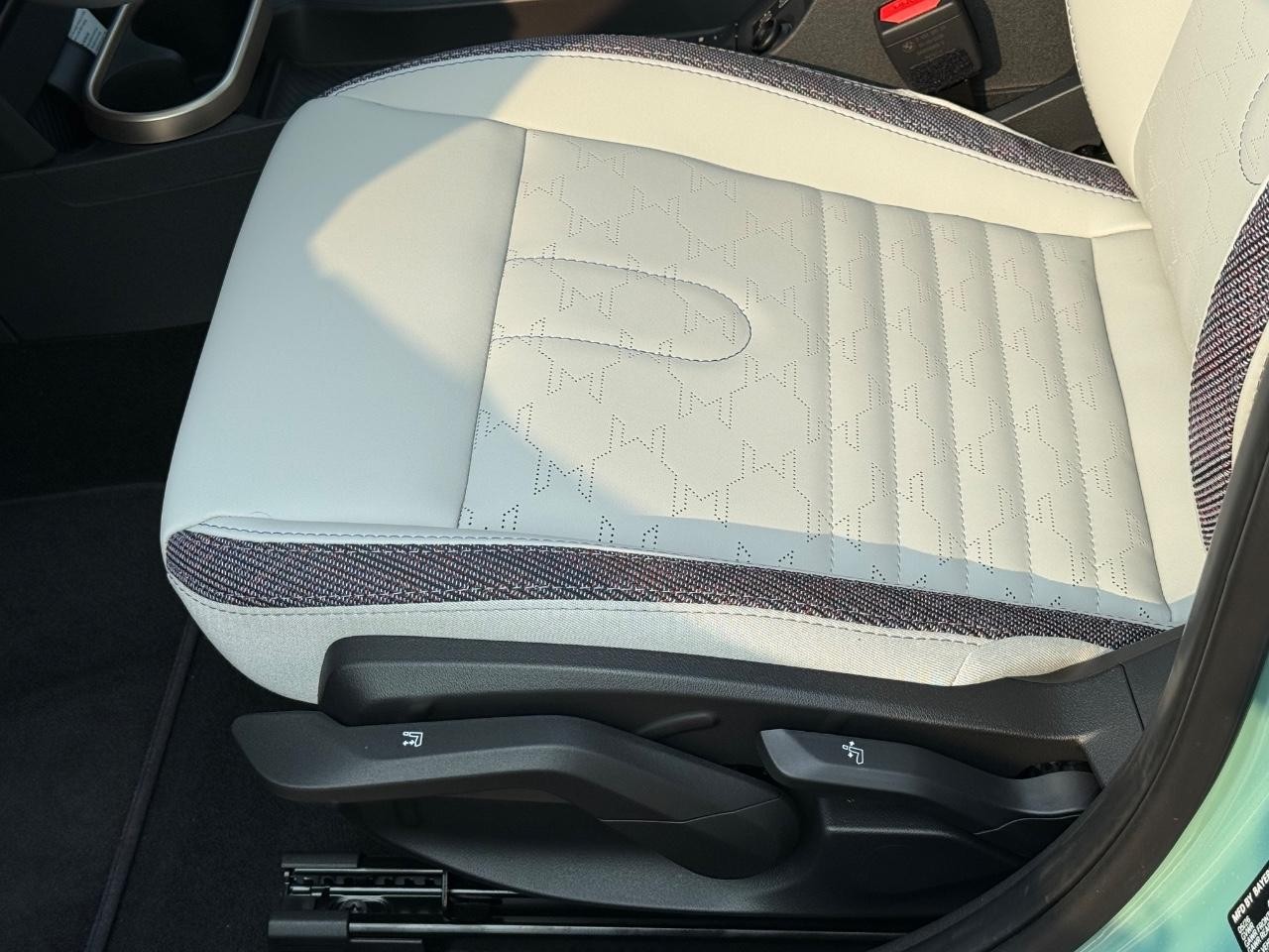 MINI Hardtop 4 Door Vehicle Image 15