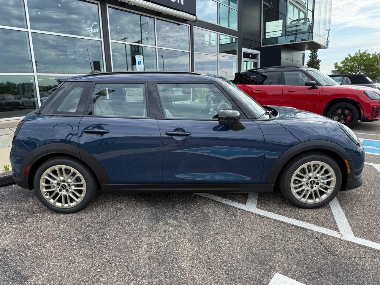 MINI Hardtop 4 Door Vehicle Image 02