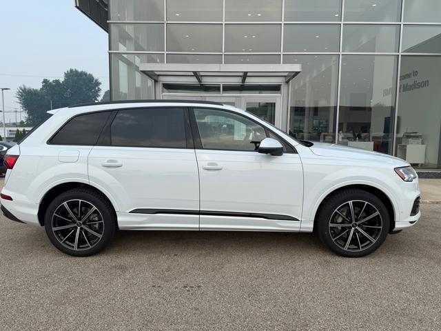 Audi Q7 Vehicle Full-screen Gallery Image 02