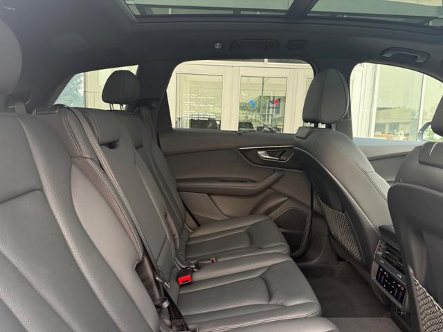 Audi Q7 Vehicle Full-screen Gallery Image 09