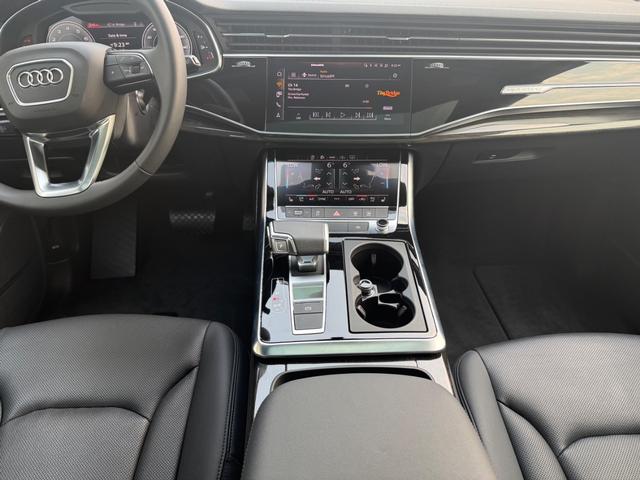 Audi Q7 Vehicle Full-screen Gallery Image 10