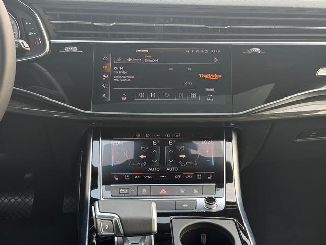 Audi Q7 Vehicle Full-screen Gallery Image 11