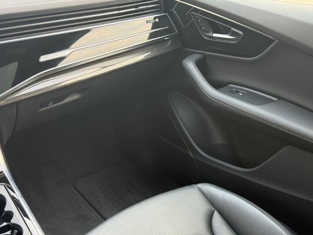 Audi Q7 Vehicle Full-screen Gallery Image 14