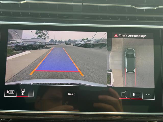 Audi Q7 Vehicle Full-screen Gallery Image 18