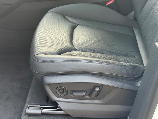 Audi Q7 Vehicle Full-screen Gallery Image 21