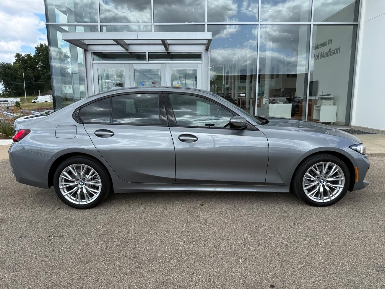 BMW 3 Series Vehicle Full-screen Gallery Image 02