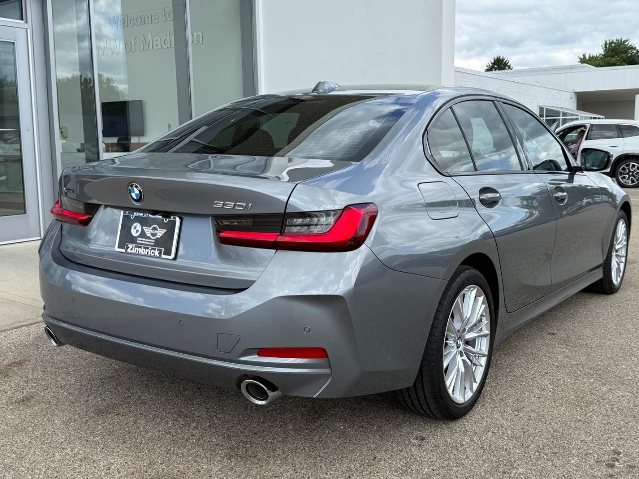 BMW 3 Series Vehicle Full-screen Gallery Image 03