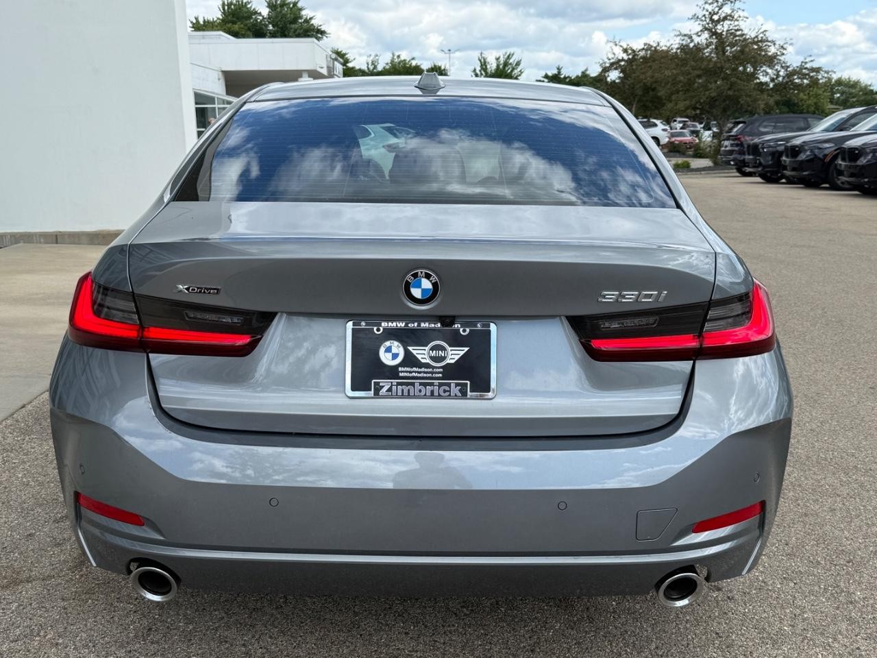 BMW 3 Series Vehicle Full-screen Gallery Image 04