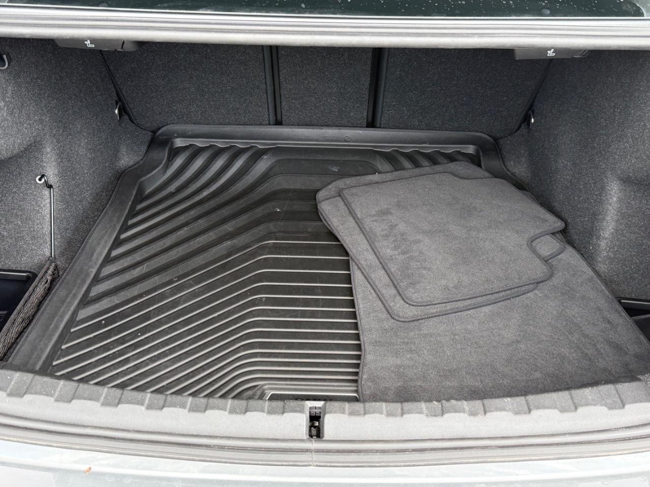 BMW 3 Series Vehicle Full-screen Gallery Image 05