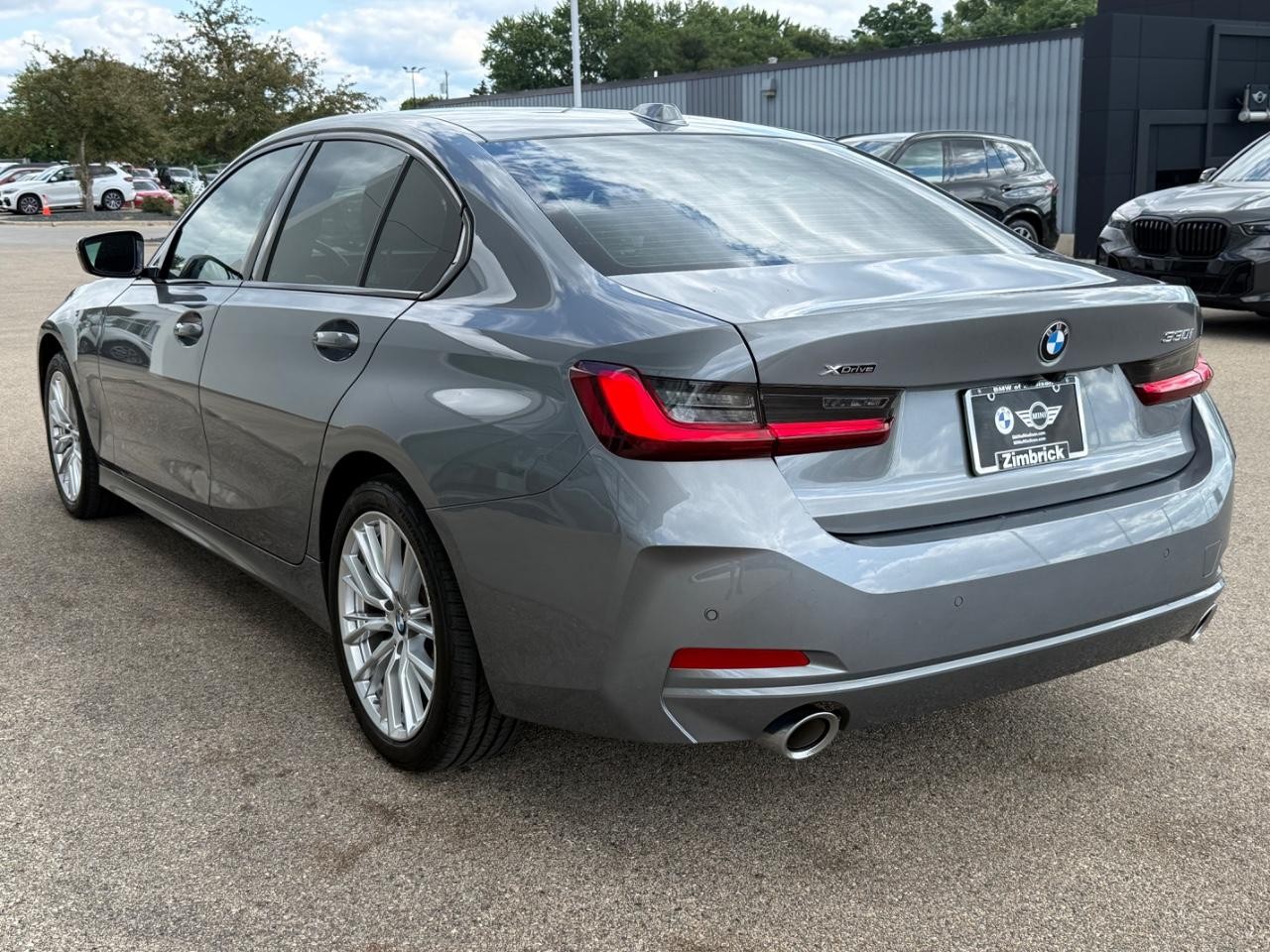 BMW 3 Series Vehicle Full-screen Gallery Image 06