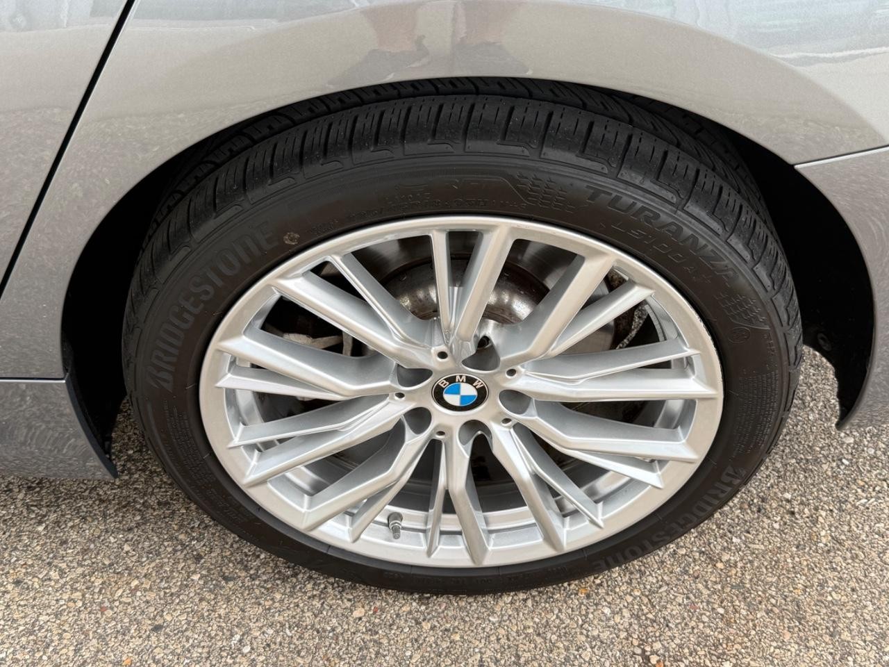 BMW 3 Series Vehicle Full-screen Gallery Image 07
