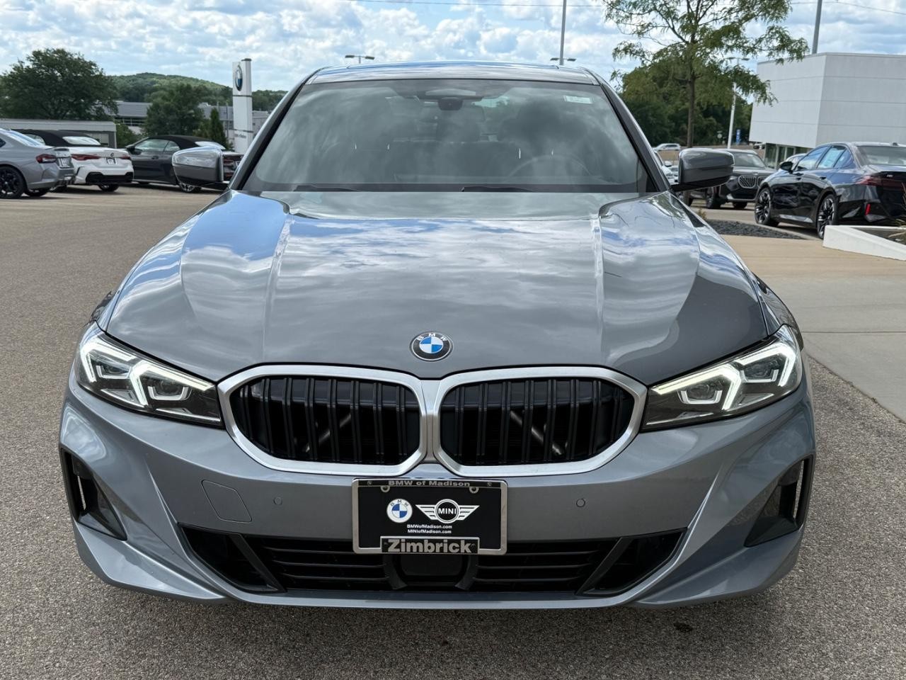 BMW 3 Series Vehicle Full-screen Gallery Image 09
