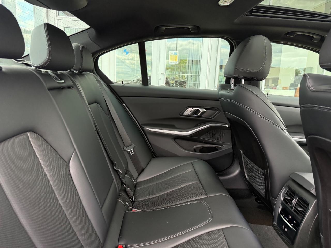BMW 3 Series Vehicle Full-screen Gallery Image 10