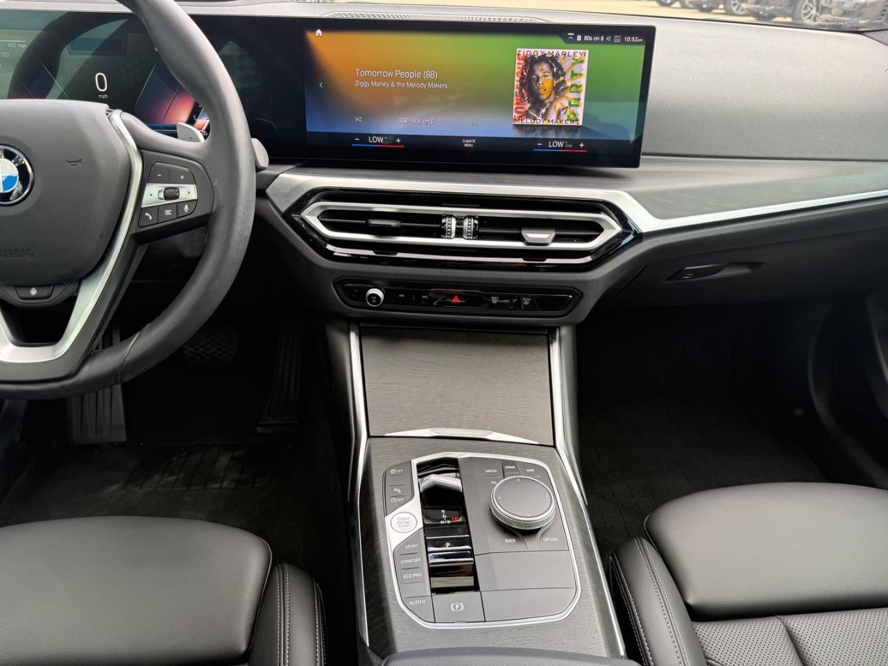 BMW 3 Series Vehicle Full-screen Gallery Image 11