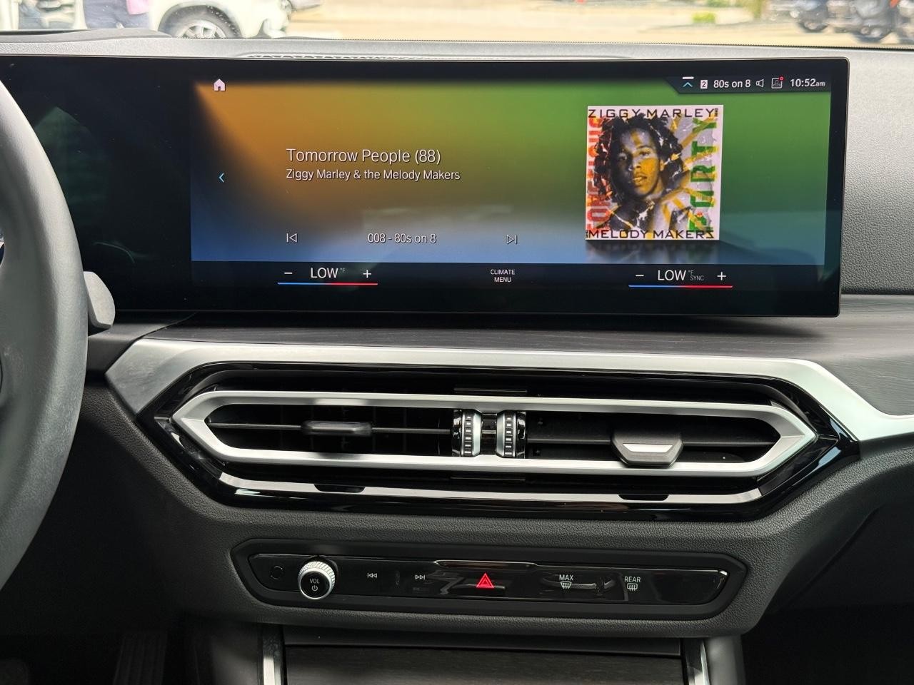 BMW 3 Series Vehicle Full-screen Gallery Image 12