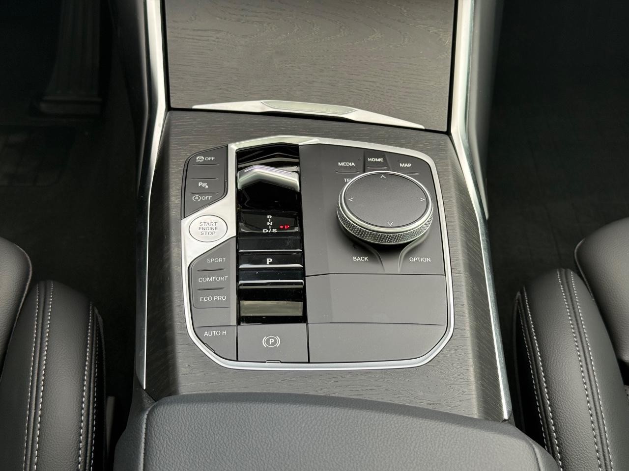 BMW 3 Series Vehicle Full-screen Gallery Image 13
