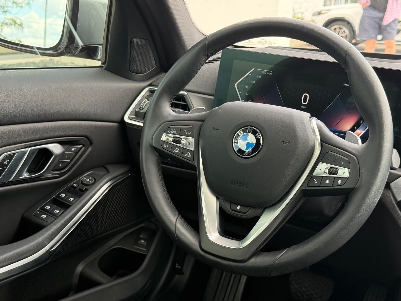 BMW 3 Series Vehicle Full-screen Gallery Image 14