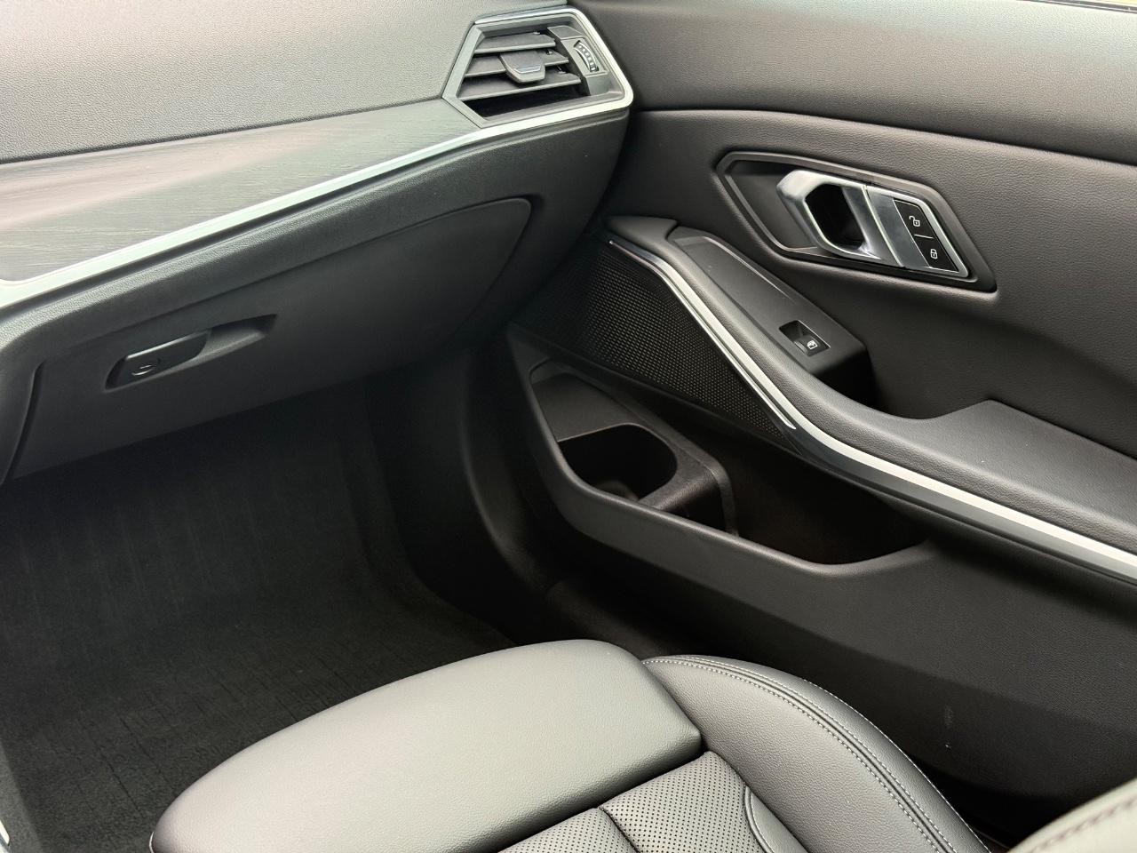 BMW 3 Series Vehicle Full-screen Gallery Image 15