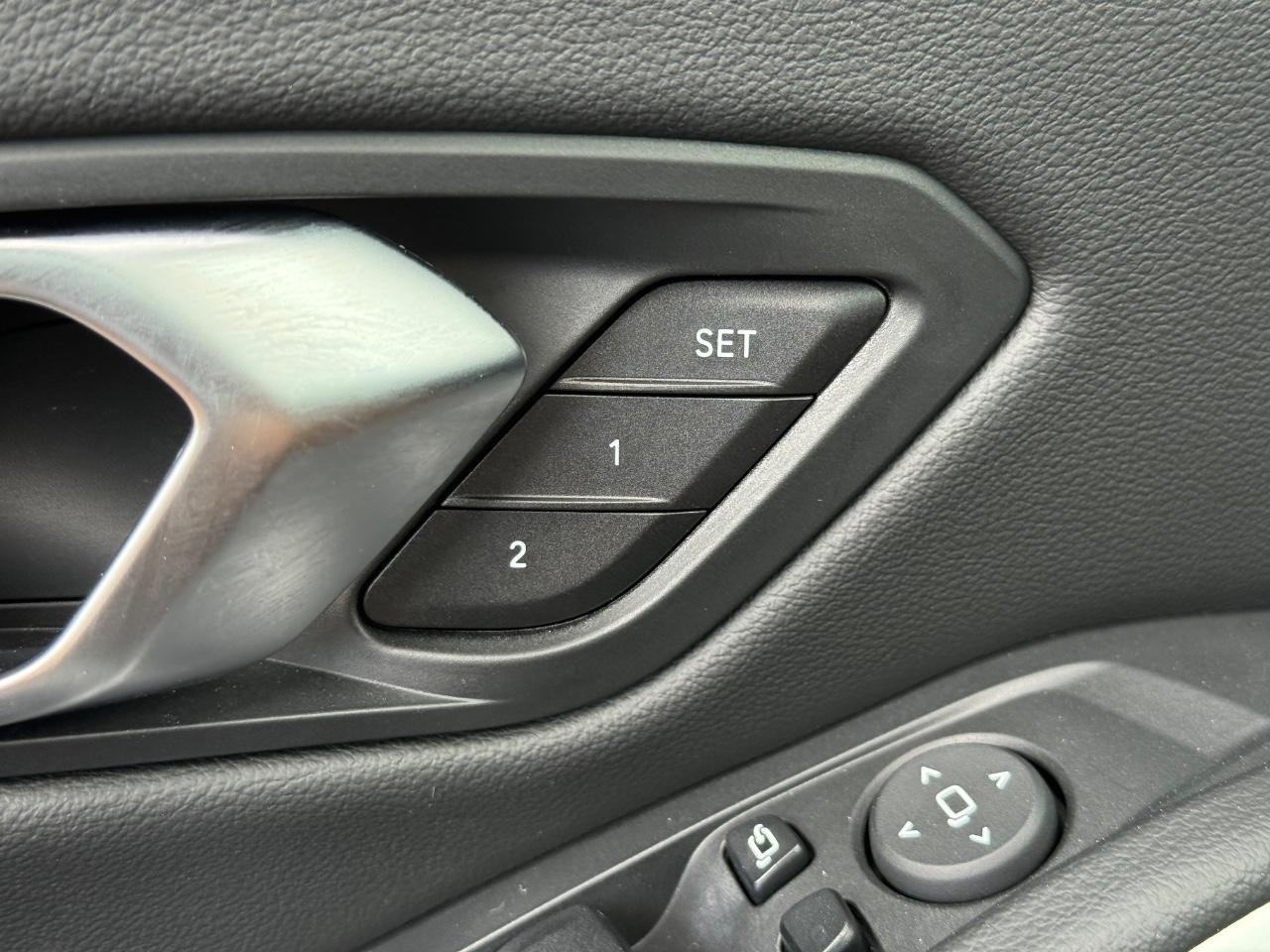 BMW 3 Series Vehicle Full-screen Gallery Image 16