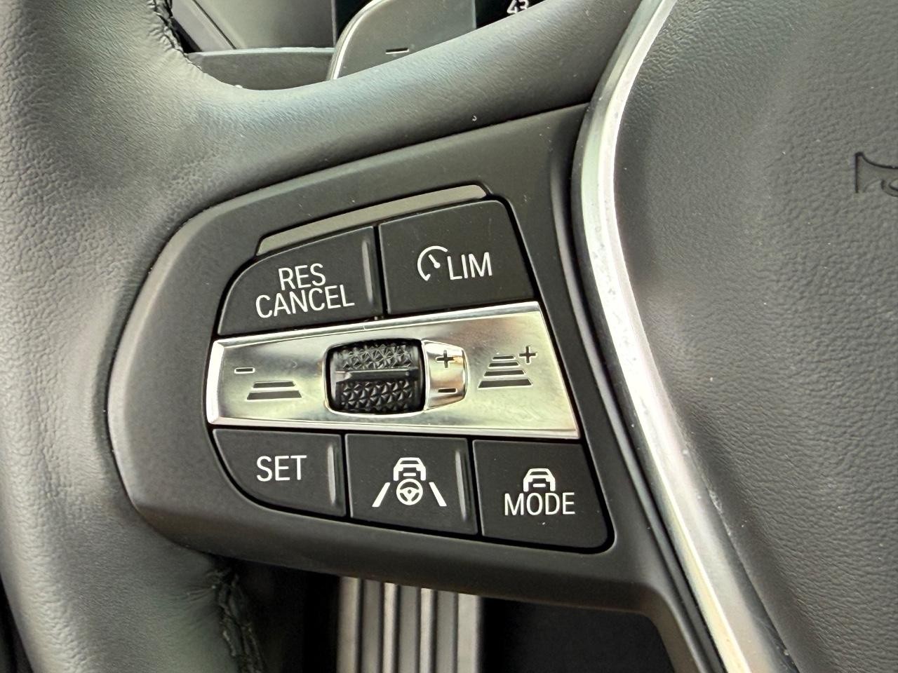 BMW 3 Series Vehicle Full-screen Gallery Image 17