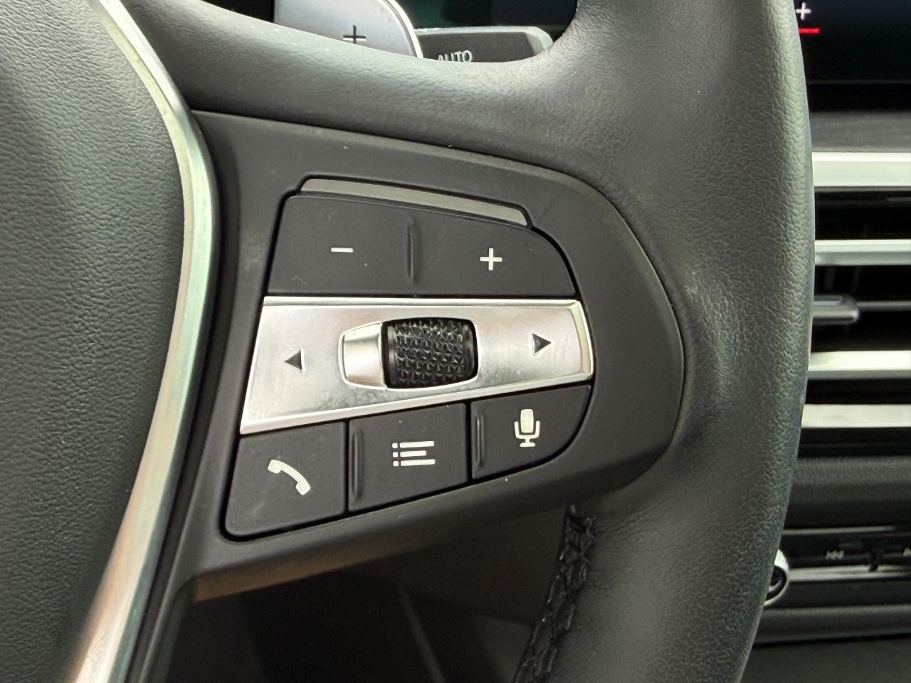 BMW 3 Series Vehicle Full-screen Gallery Image 18