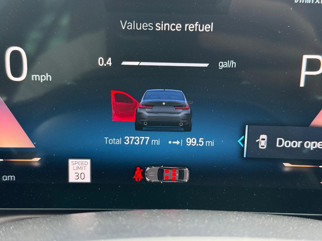 BMW 3 Series Vehicle Full-screen Gallery Image 20