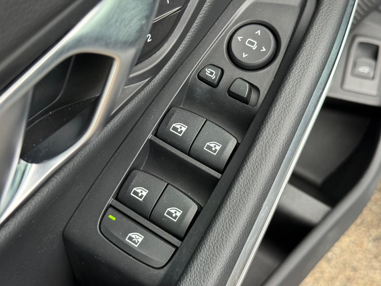 BMW 3 Series Vehicle Full-screen Gallery Image 23