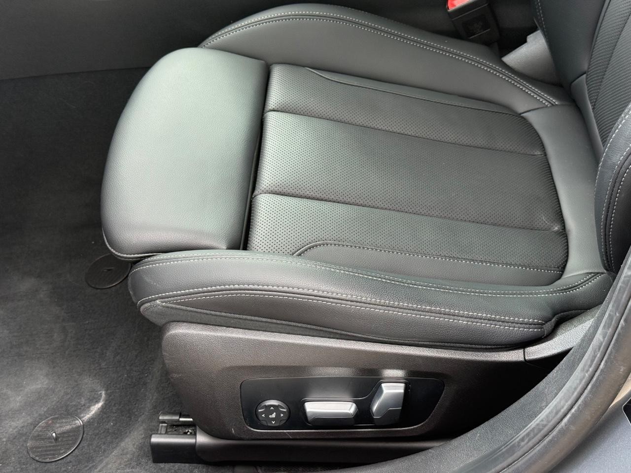 BMW 3 Series Vehicle Full-screen Gallery Image 24