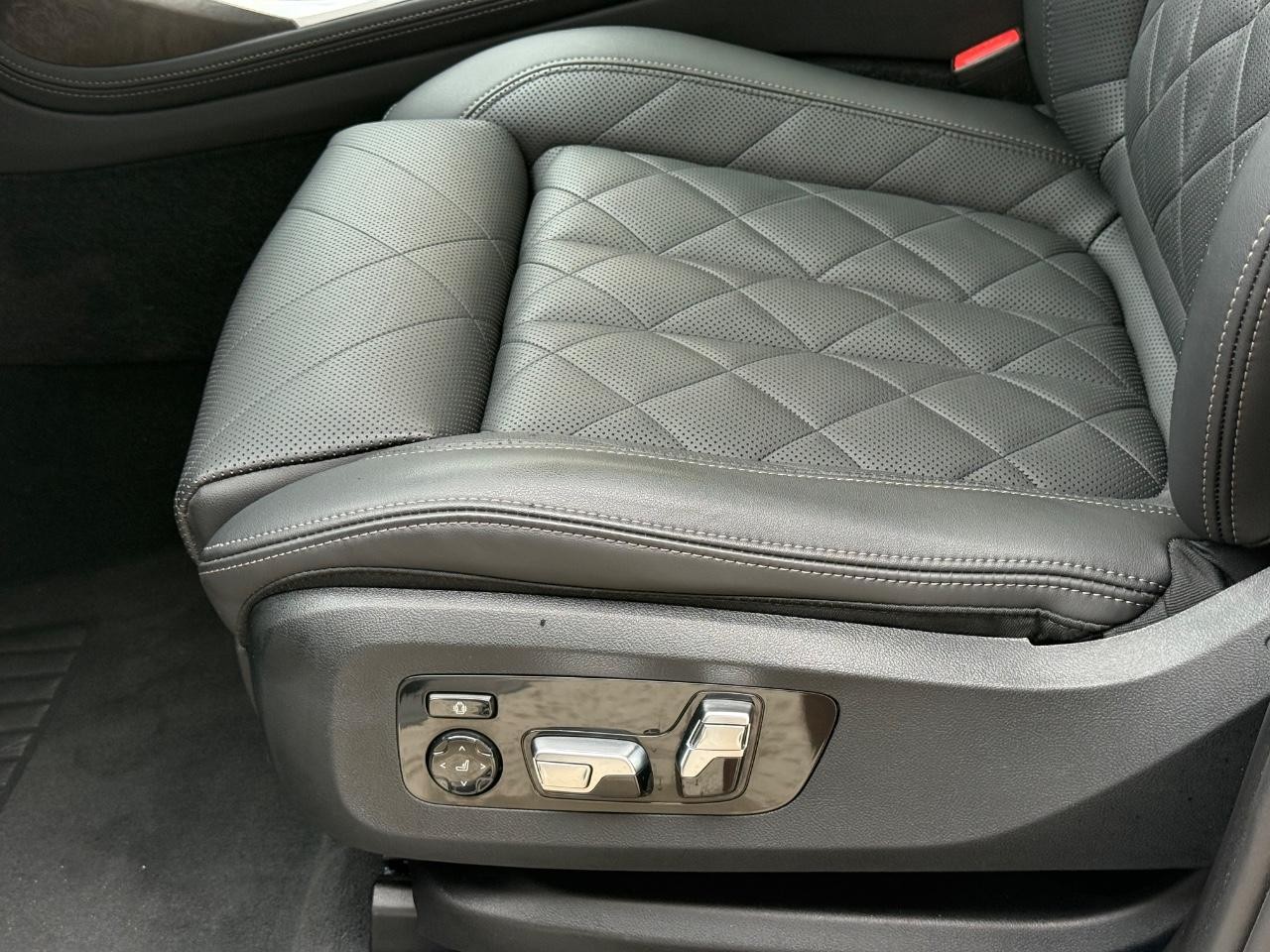 BMW X7 Vehicle Image 24