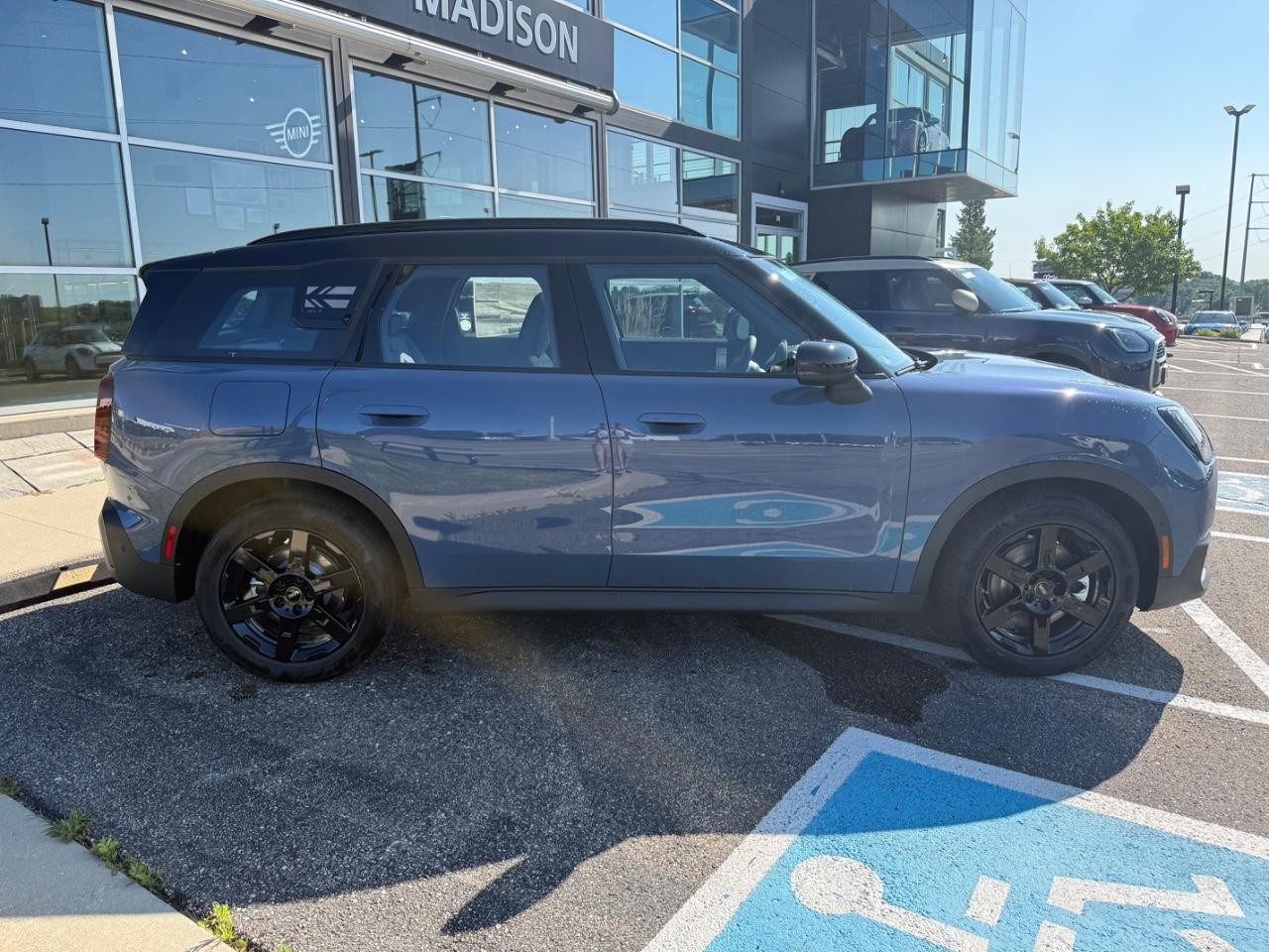 MINI Countryman Vehicle Image 02
