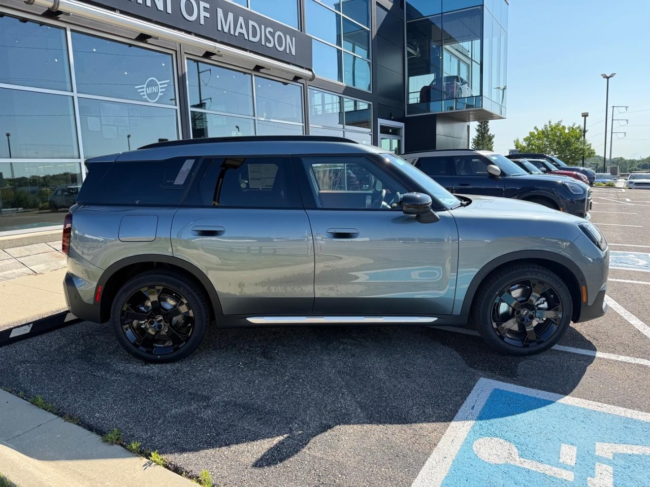 MINI Countryman Vehicle Image 02