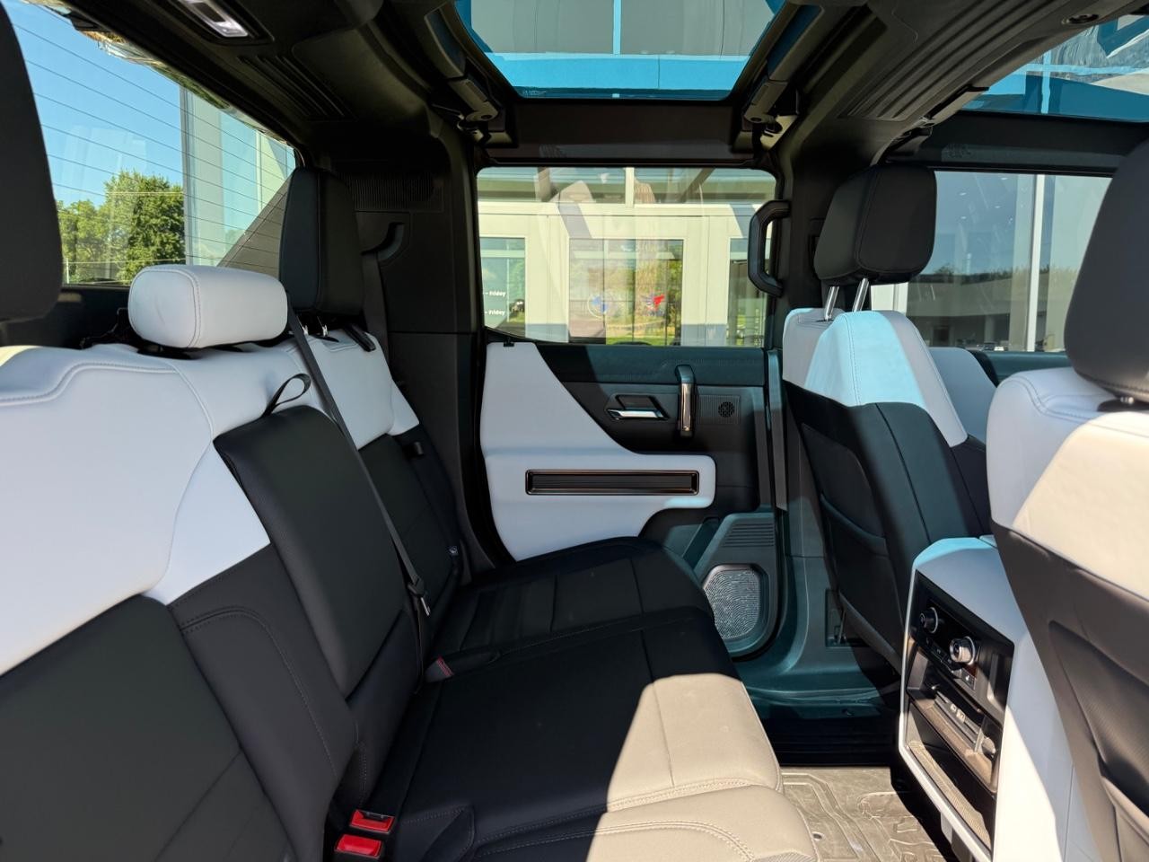 GMC HUMMER EV Pickup Vehicle Image 10