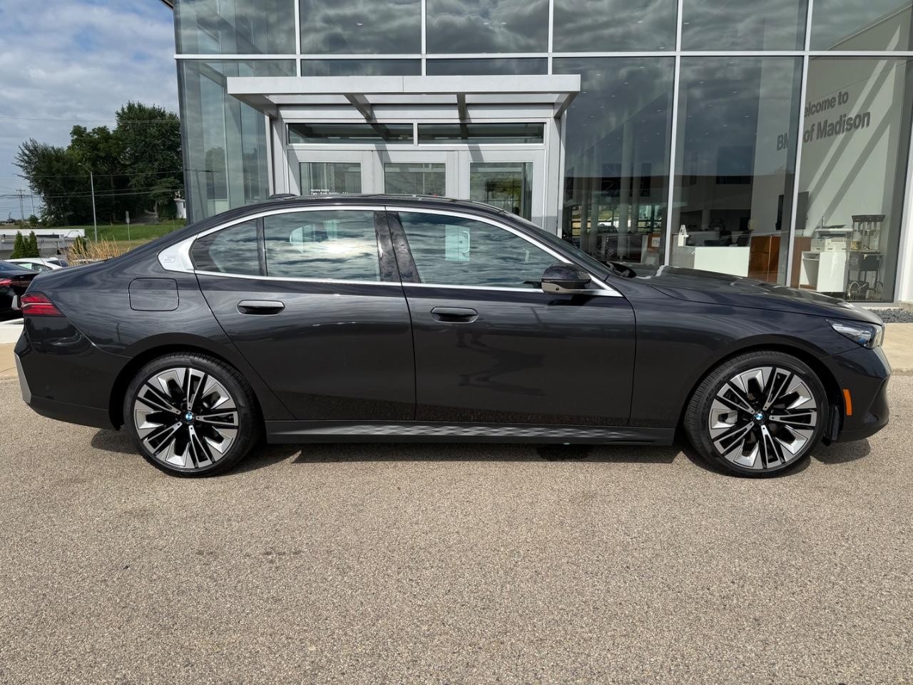 BMW 5 Series Vehicle Image 02