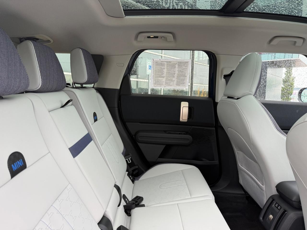 MINI Countryman Vehicle Image 11