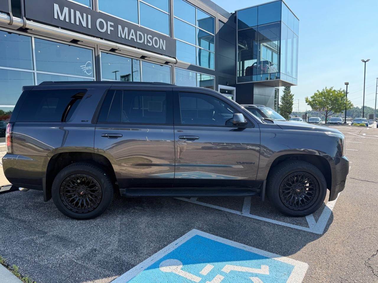 GMC Yukon Vehicle Image 02
